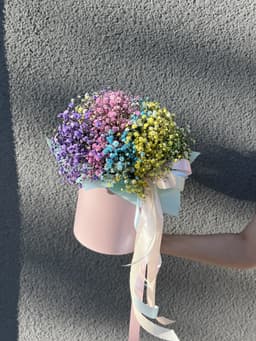 Красочная композиция из 11 гипсофил в шляпной коробке