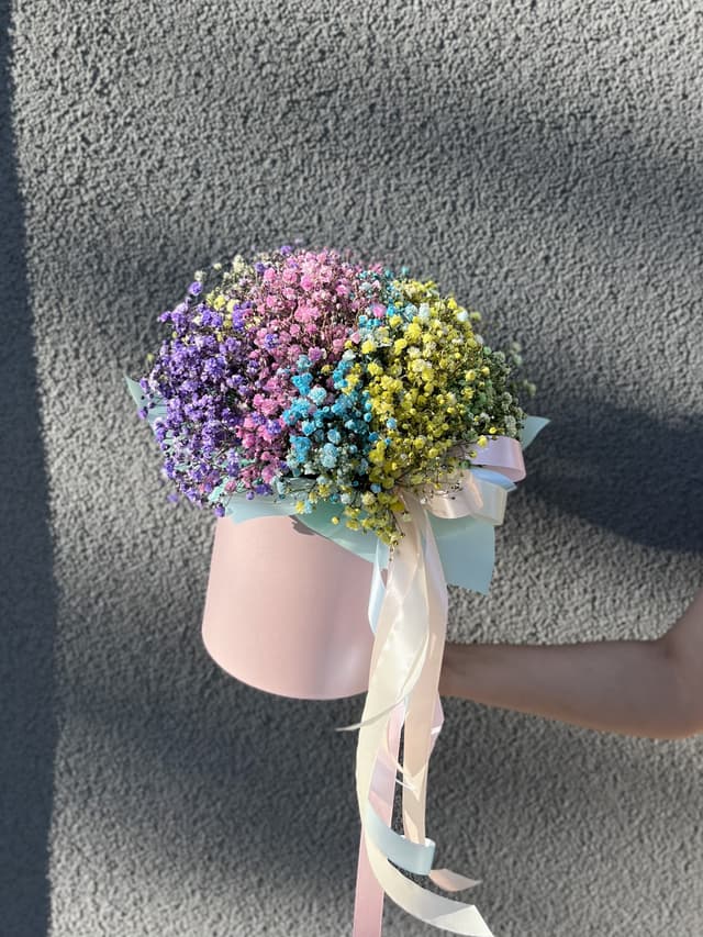 Красочная композиция из 11 гипсофил в шляпной коробке Красочная композиция из 11 гипсофил в шляпной коробке