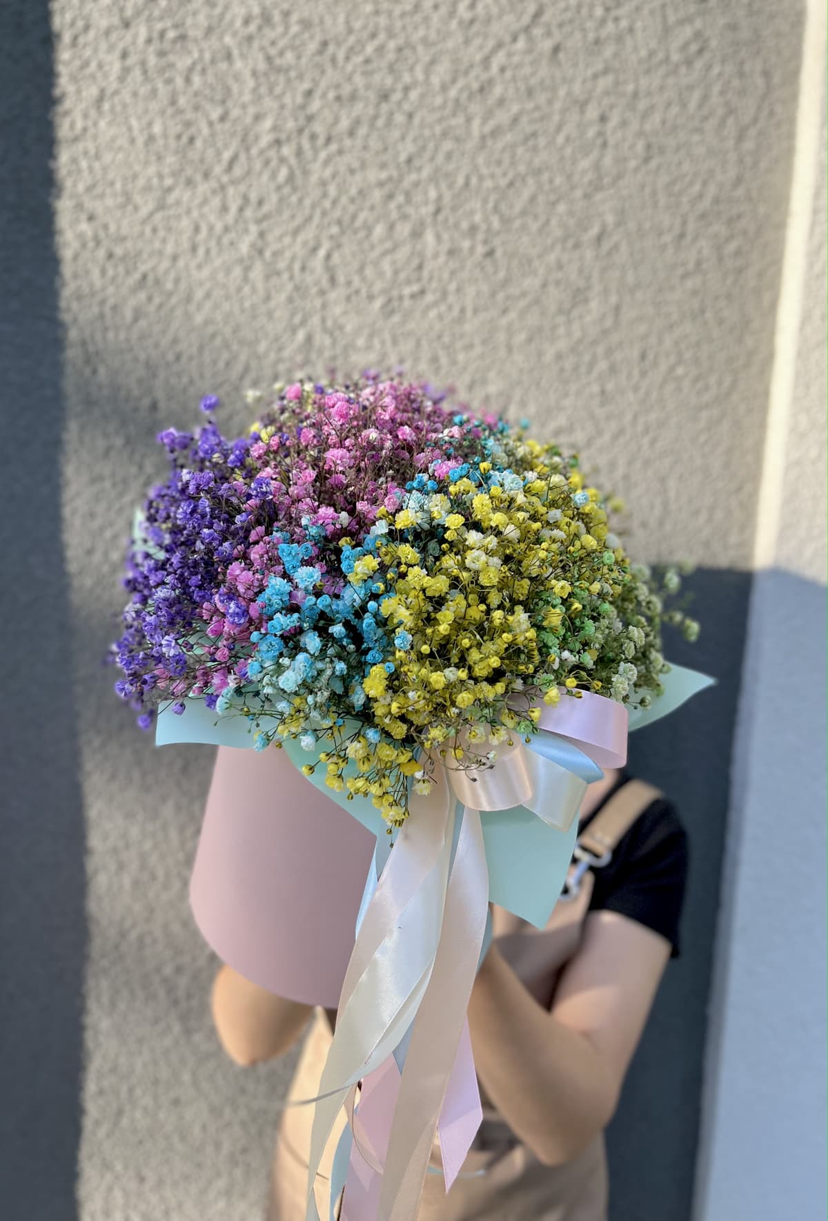 Красочная композиция из 11 гипсофил в шляпной коробке