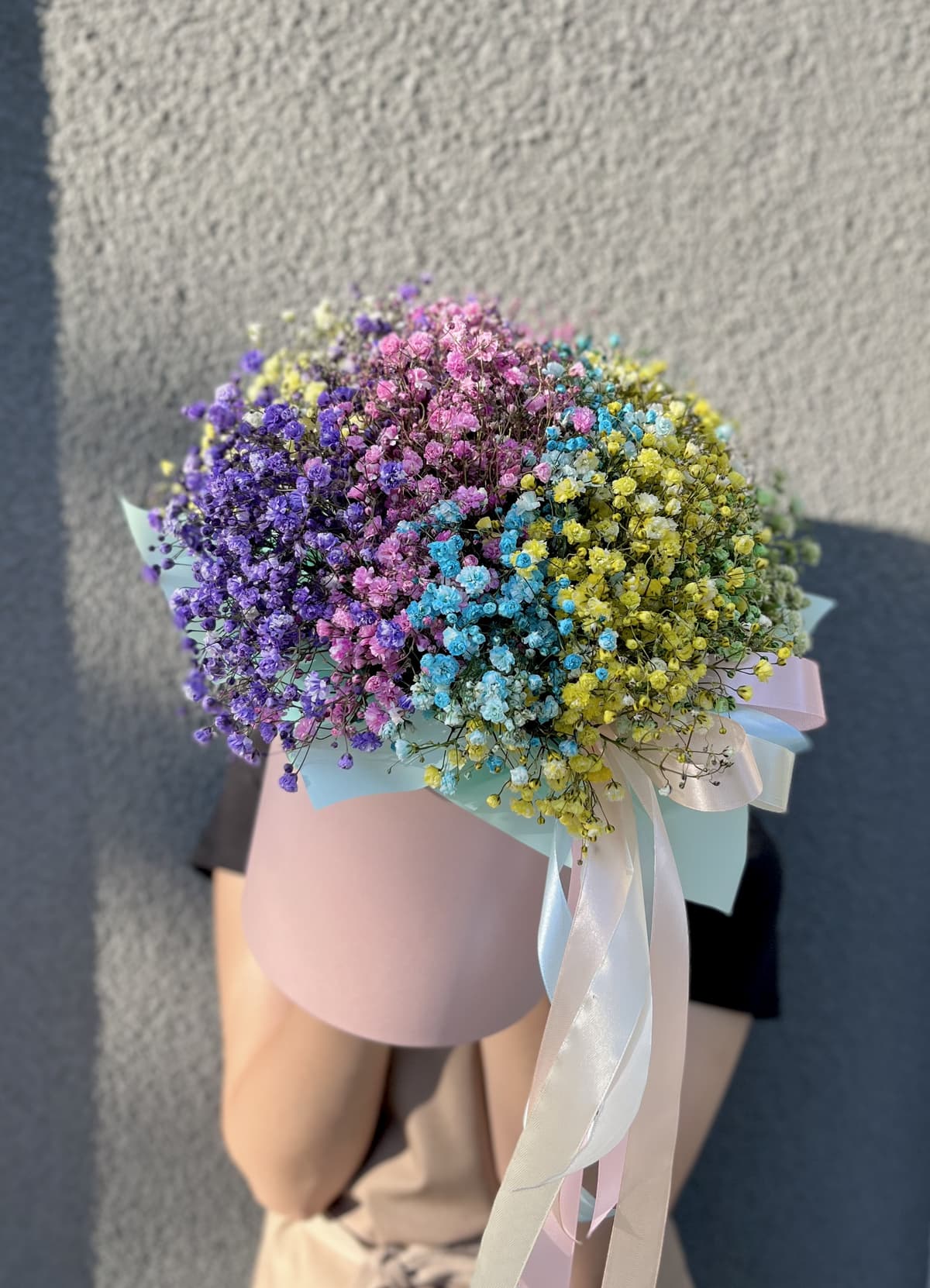 Красочная композиция из 11 гипсофил в шляпной коробке