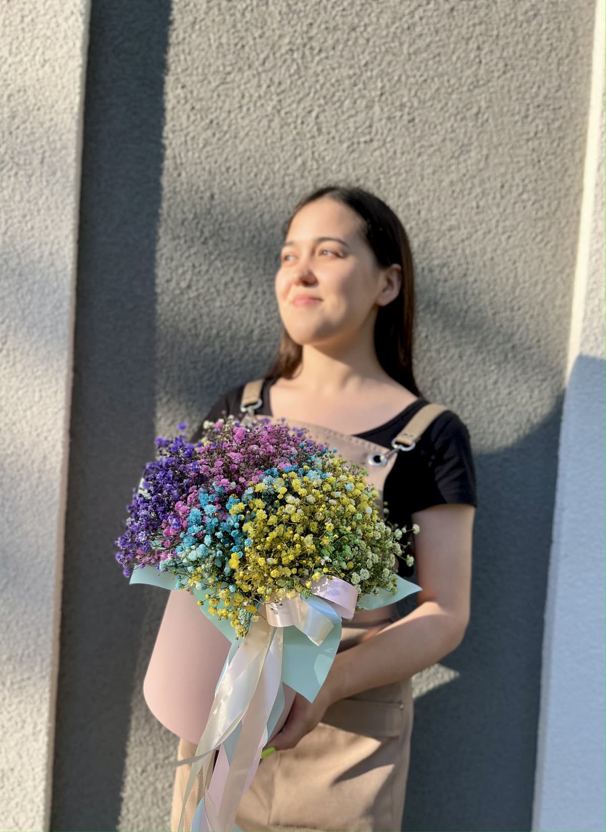 Красочная композиция из 11 гипсофил в шляпной коробке