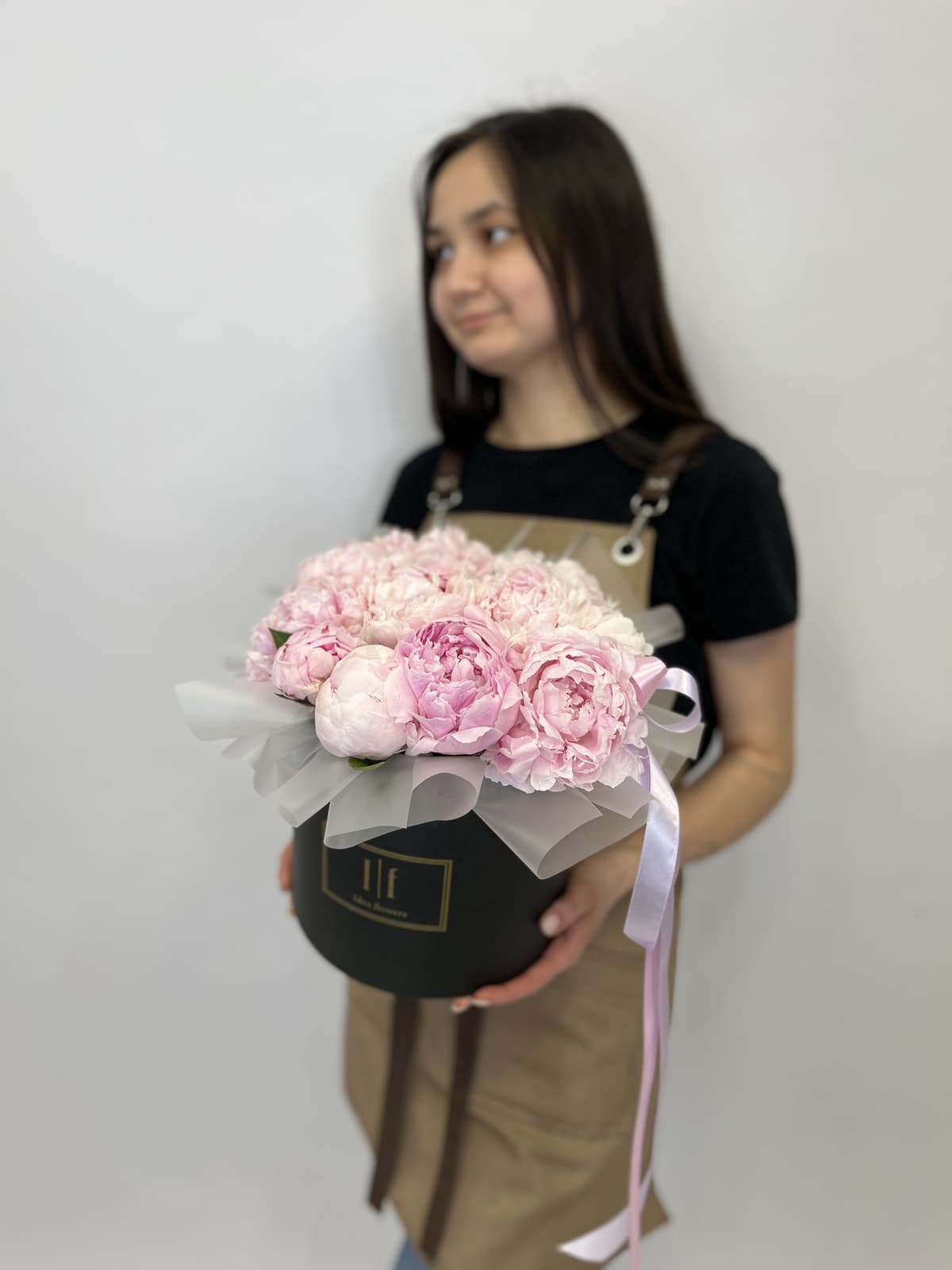 Цветочная композиция из 11 пионов Sarah Bernhardt в шляпной коробке