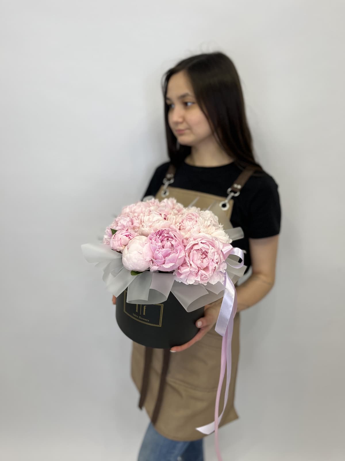 Цветочная композиция из 11 пионов Sarah Bernhardt в шляпной коробке