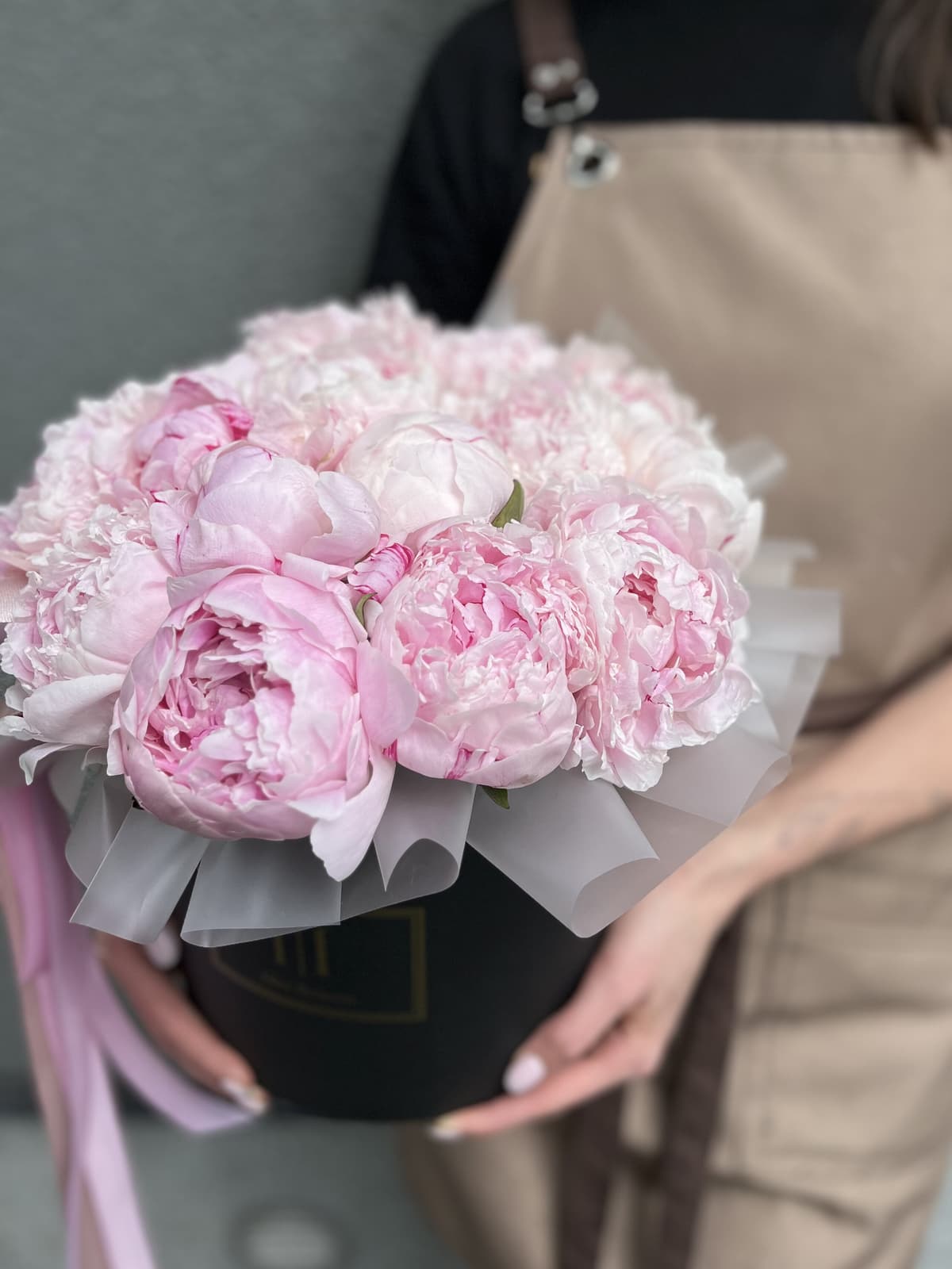 Оригинальная композиция из 15 пионов Sarah Bernhardt в шляпной коробке