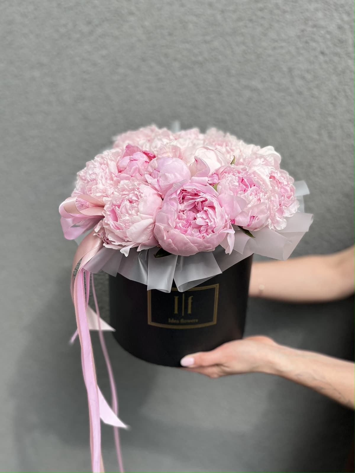 Оригинальная композиция из 15 пионов Sarah Bernhardt в шляпной коробке