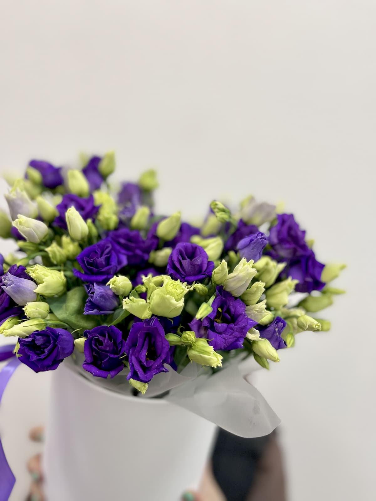 Нежная композиция 21 Эустома в шляпной коробке