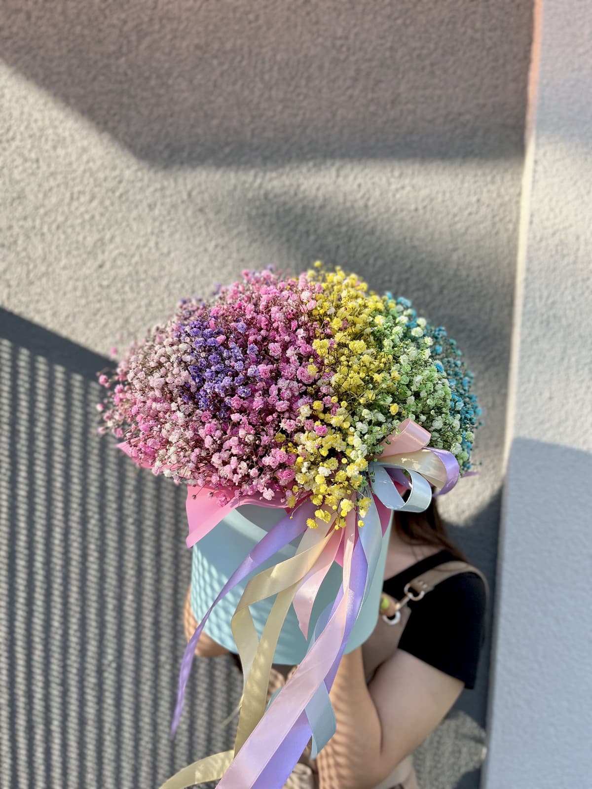 Оригинальная композиция 21 Гипсофила в шляпной коробке