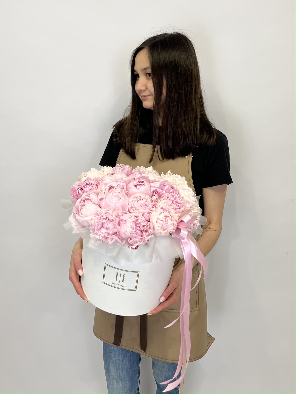 Дизайнерская композиция из 21 пионов Sarah Bernhardt в шляпной коробке