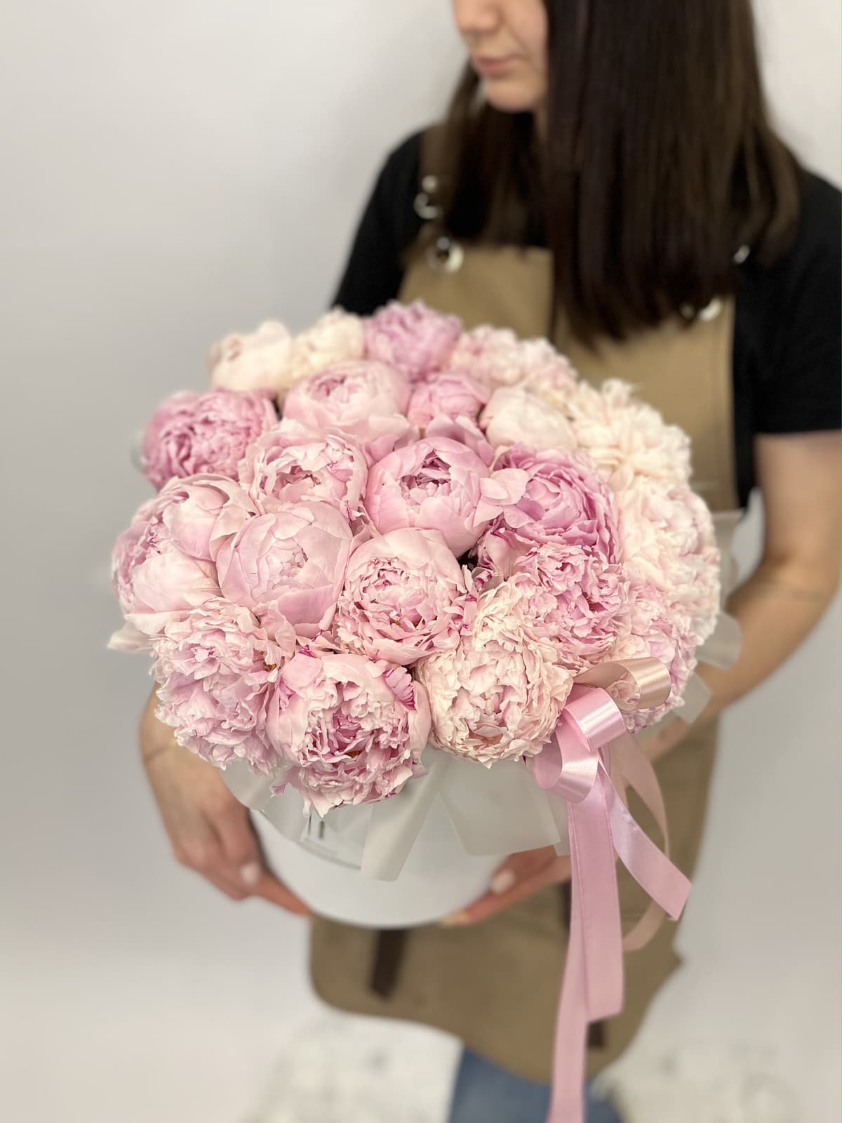 Дизайнерская композиция из 21 пионов Sarah Bernhardt в шляпной коробке