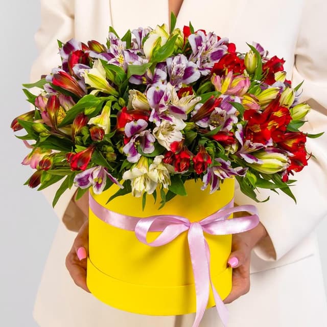 Популярная композиция из 25 альстромерий в шляпной коробке (микс из ассортимента) Популярная композиция из 25 альстромерий в шляпной коробке (микс из ассортимента)