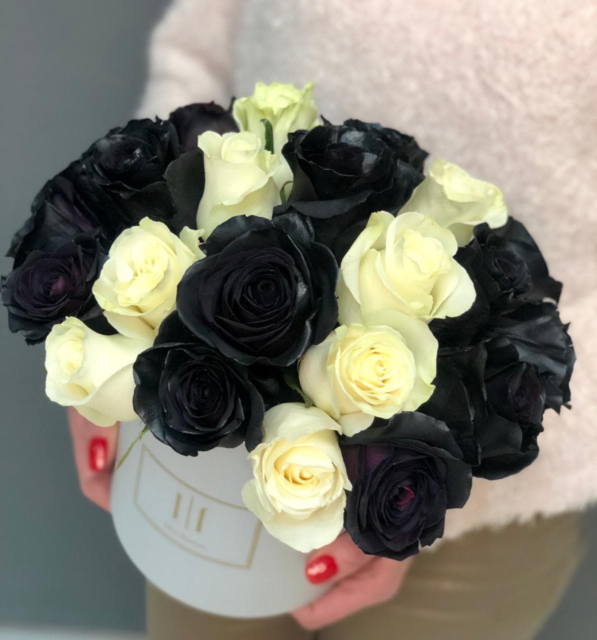 Оригинальный букет из 25 чёрных и белых Роз в шляпной коробке