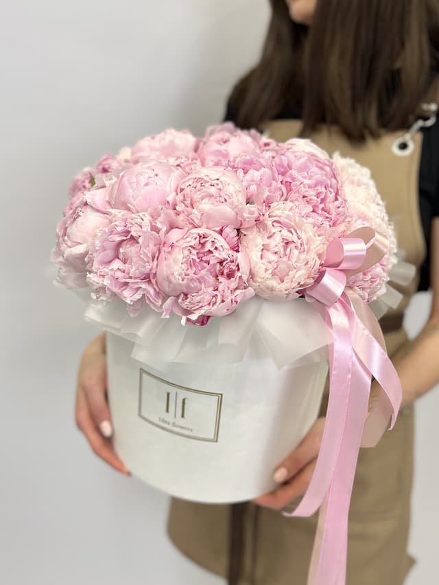 Праздничная композиция из 25 пионов Sarah Bernhardt в шляпной коробке Праздничная композиция из 25 пионов Sarah Bernhardt в шляпной коробке