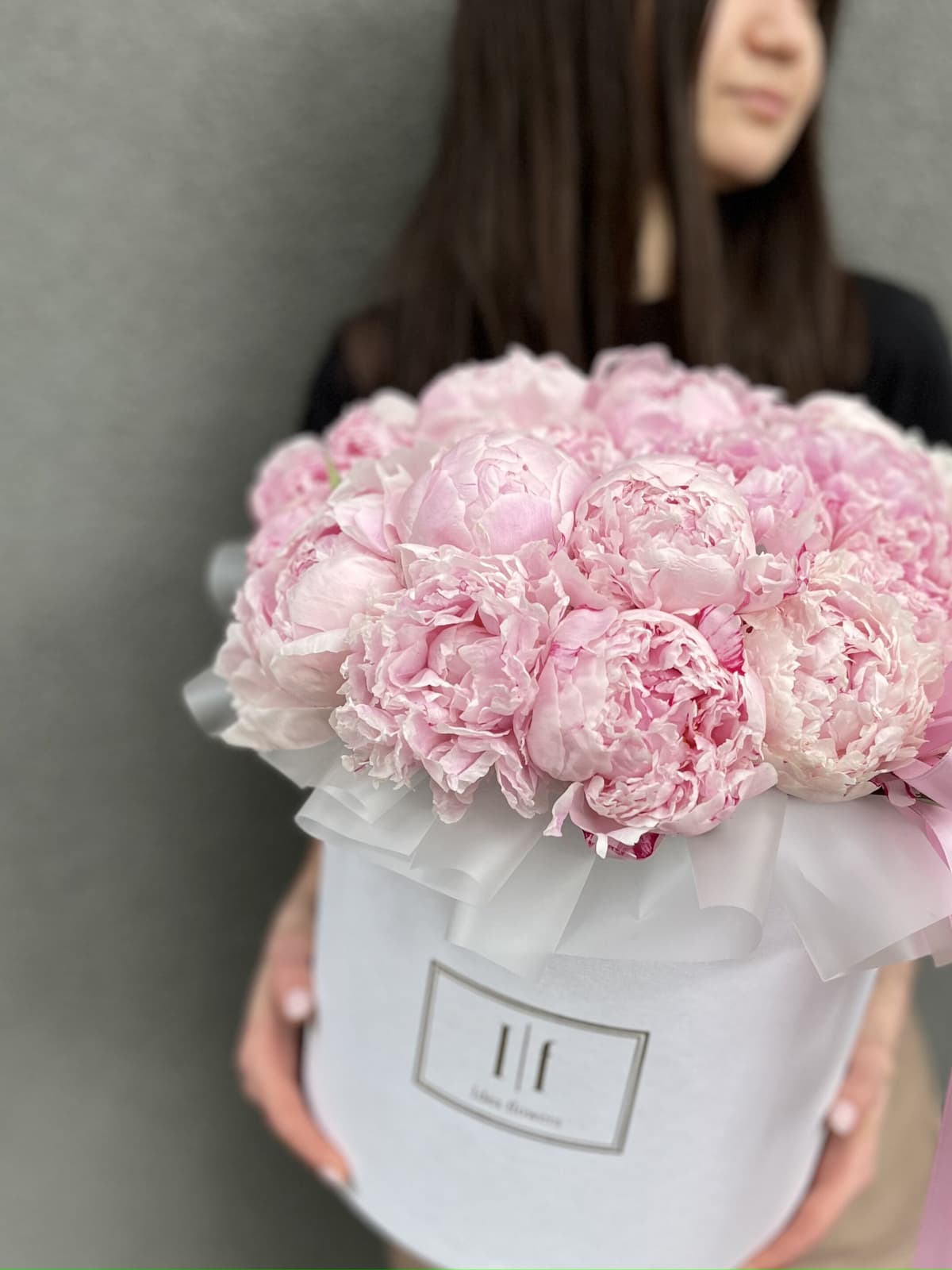 Праздничная композиция из 25 пионов Sarah Bernhardt в шляпной коробке