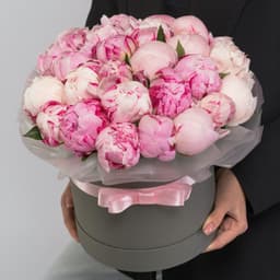 Праздничная композиция из 25 пионов в серой шляпной коробке