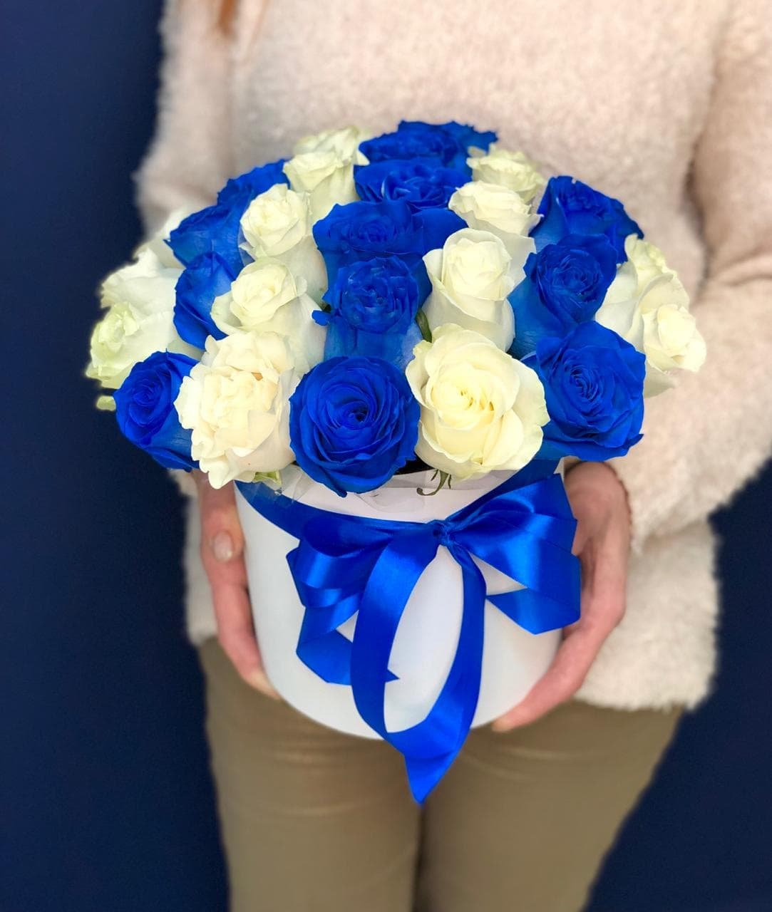 Дизайнерская композиция из 31 синей и белой розы в шляпной коробке