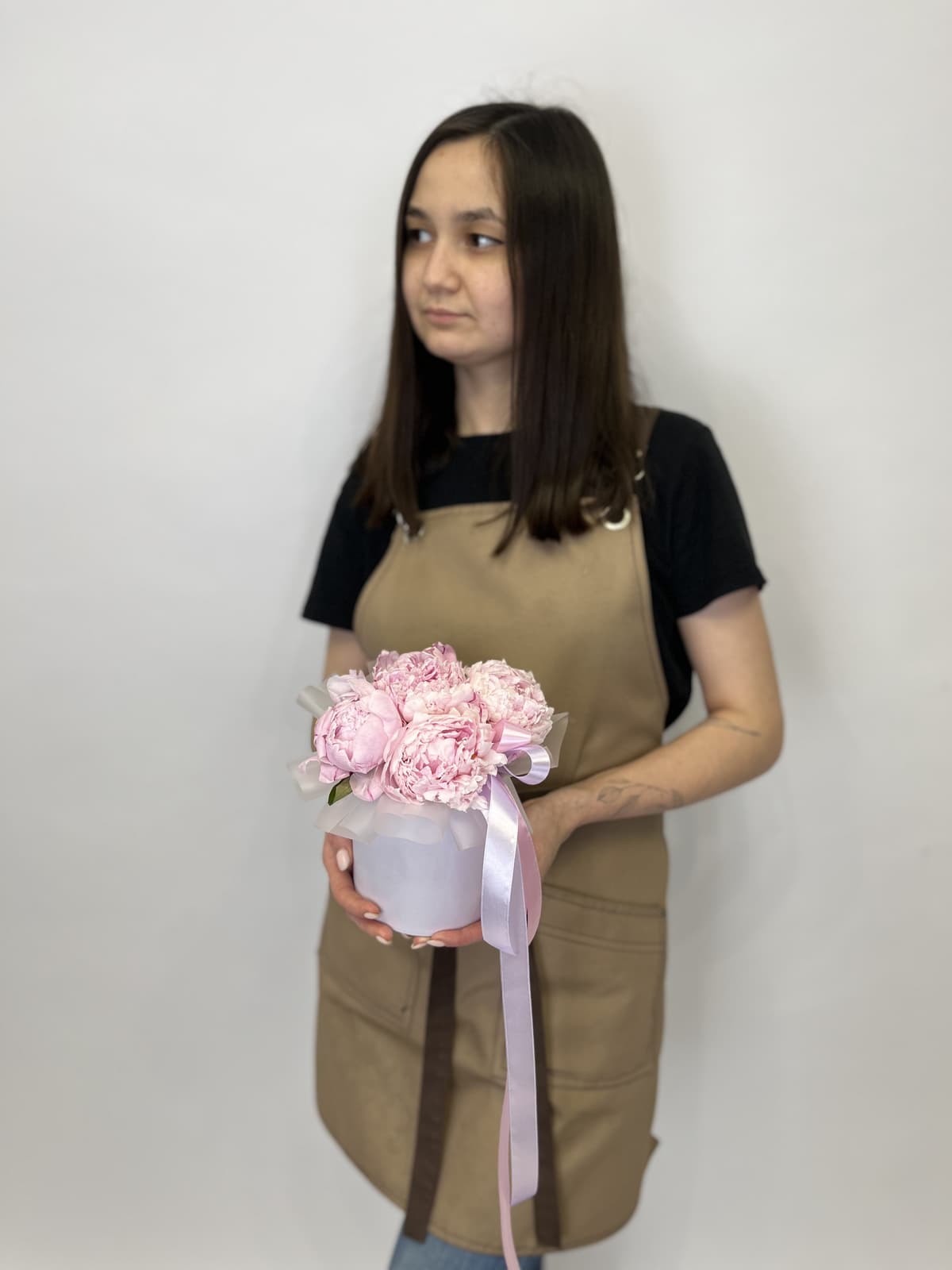 Любимая композиция из 5 пионов Sarah Bernhardt в шляпной коробке