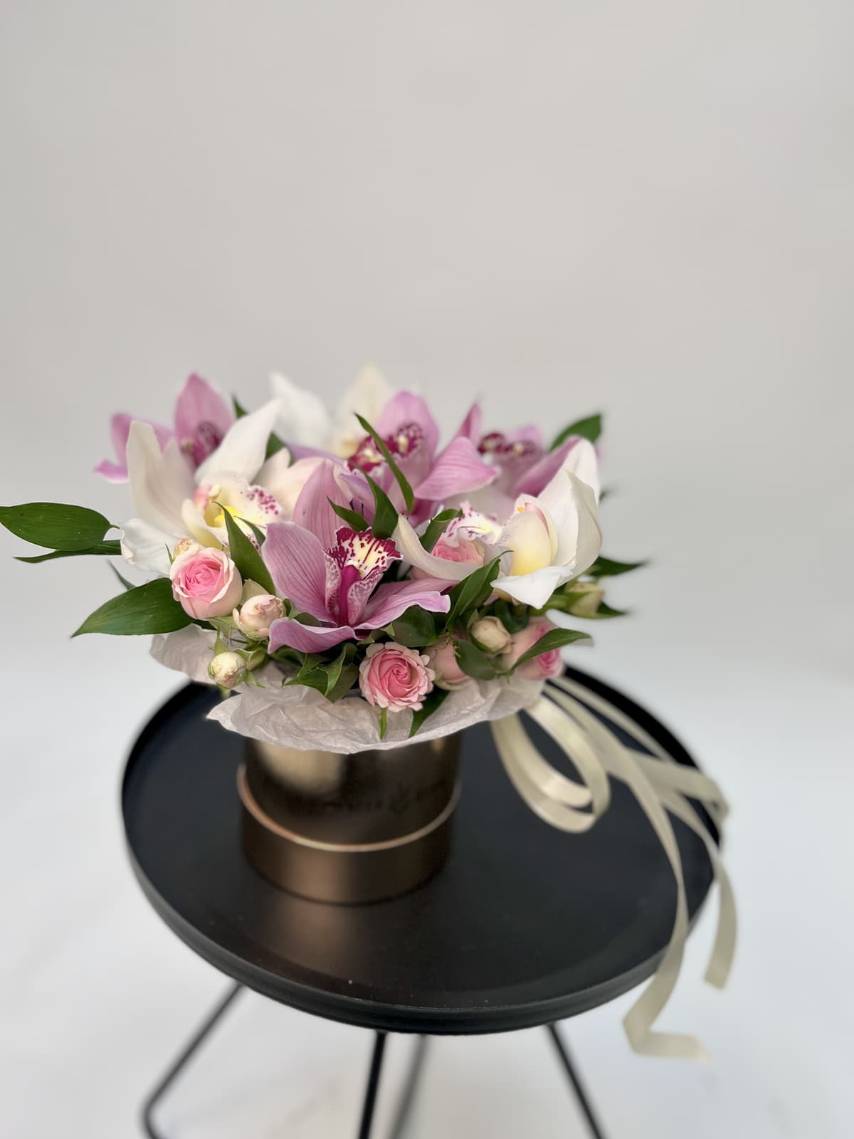 Цветочная композиция из 7 Орхидей в шляпной коробке