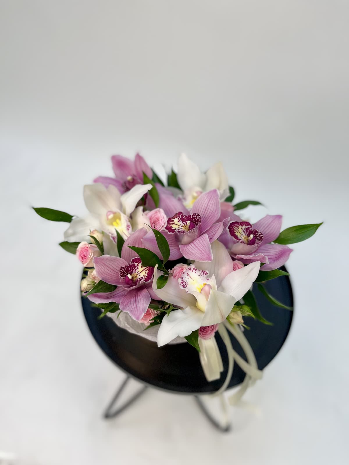 Цветочная композиция из 7 Орхидей в шляпной коробке