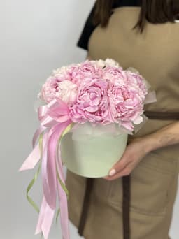 Весенняя композиция из 9 пионов Sarah Bernhardt в шляпной коробке