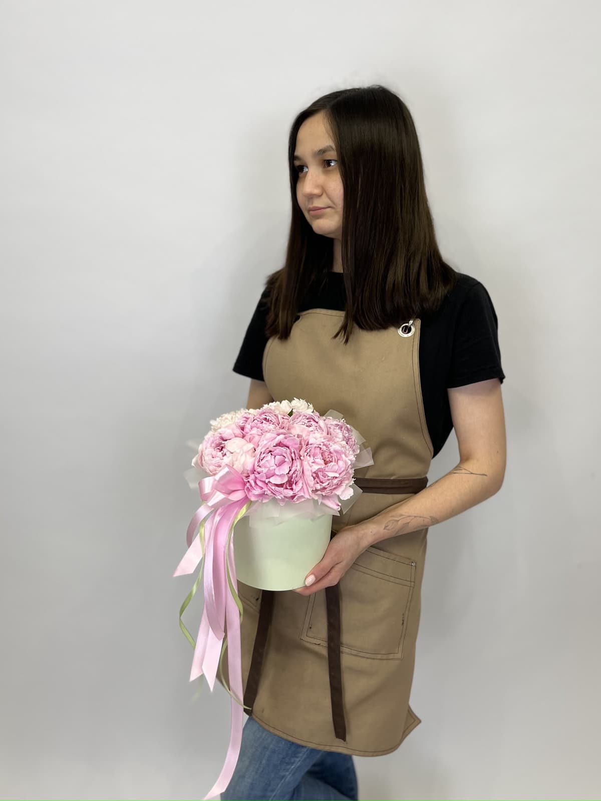 Весенняя композиция из 9 пионов Sarah Bernhardt в шляпной коробке