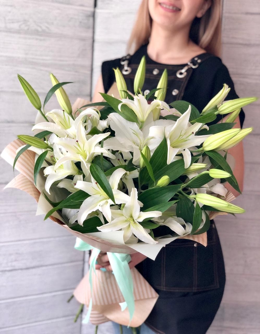 Красивый букет из 11 Лилий в крафте
