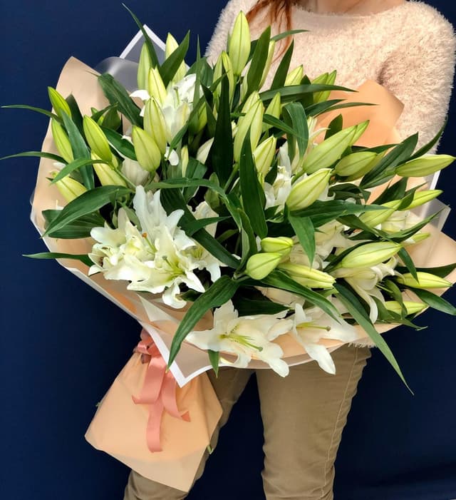 Весенний букет 25 Лилий в матовой бумаге Весенний букет 25 Лилий в матовой бумаге