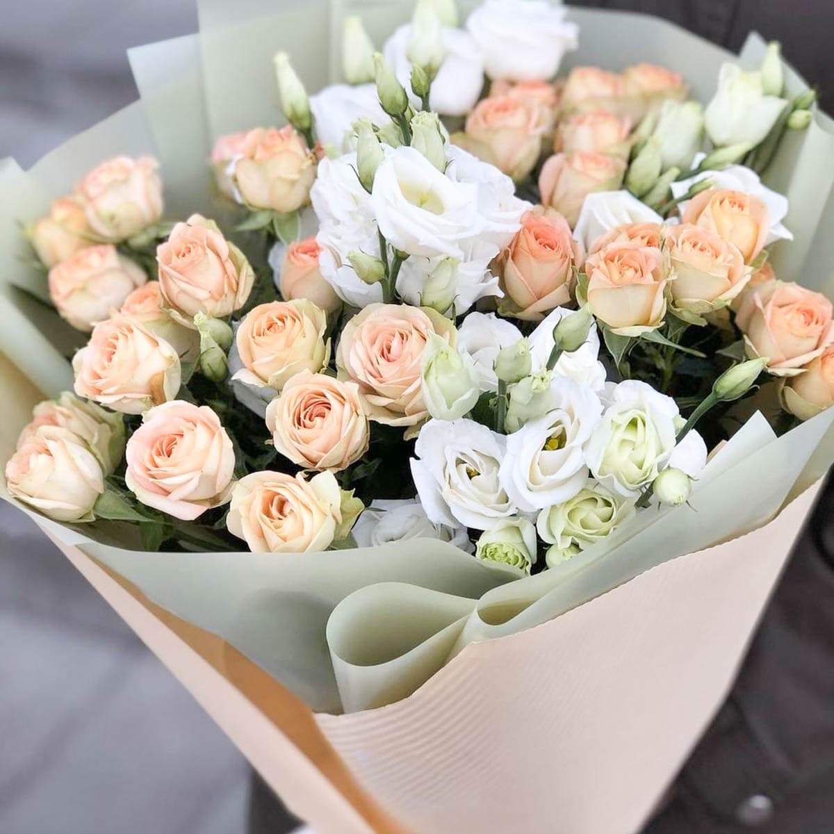 Стильный букет "Эустомы и кустовые Розы" Уфа