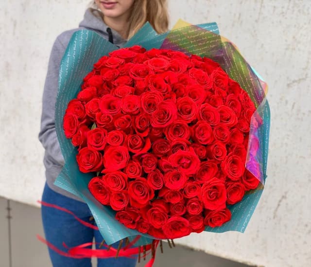 Дизайнерский букет из 101 алой Розы Эквадор в матовой бумаге Уфа 50 см Дизайнерский букет из 101 алой Розы Эквадор в матовой бумаге Уфа 50 см