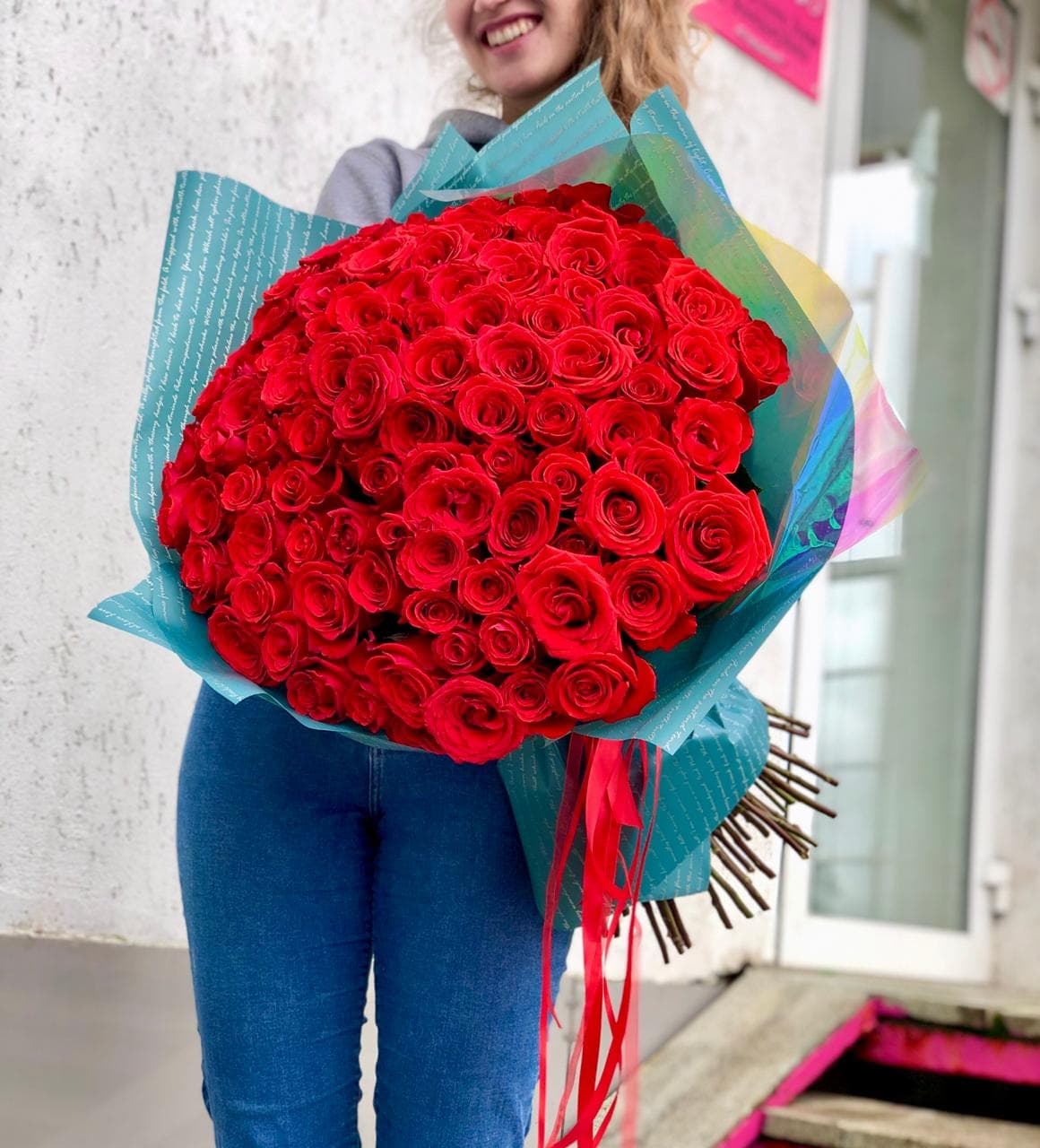 Красочный букет из 101 алой Розы Эквадор в матовой бумаге Уфа 60 см