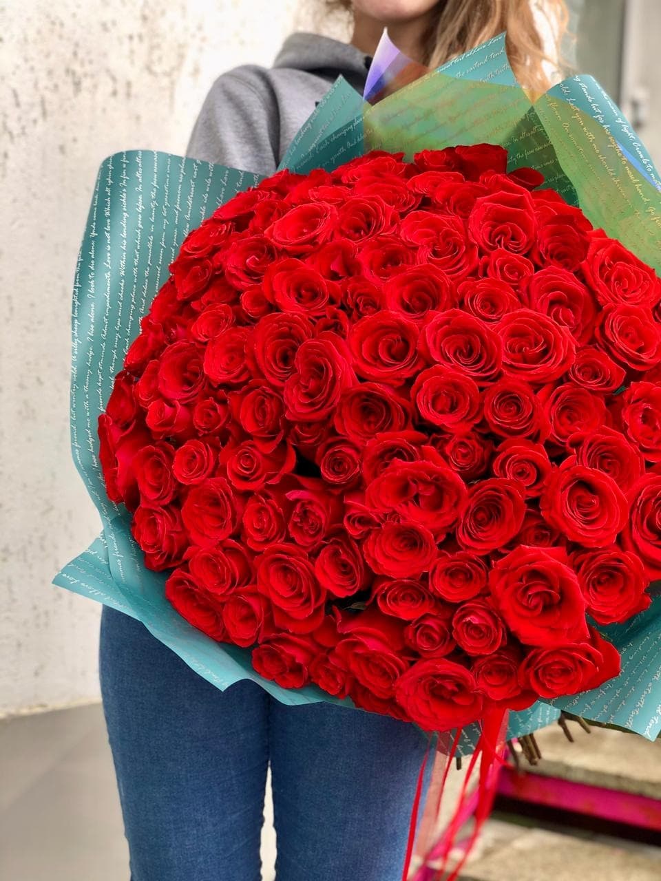 Популярный букет из 101 алой Розы Эквадор в матовой бумаге Уфа 70 см