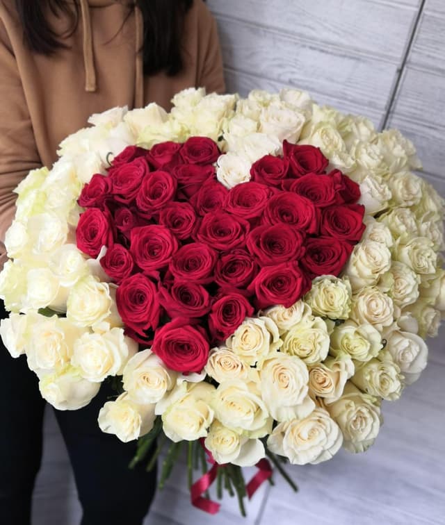 Красивый букет из 101 белой Розы Эквадор в матовой бумаге Уфа 50 см Красивый букет из 101 белой Розы Эквадор в матовой бумаге Уфа 50 см