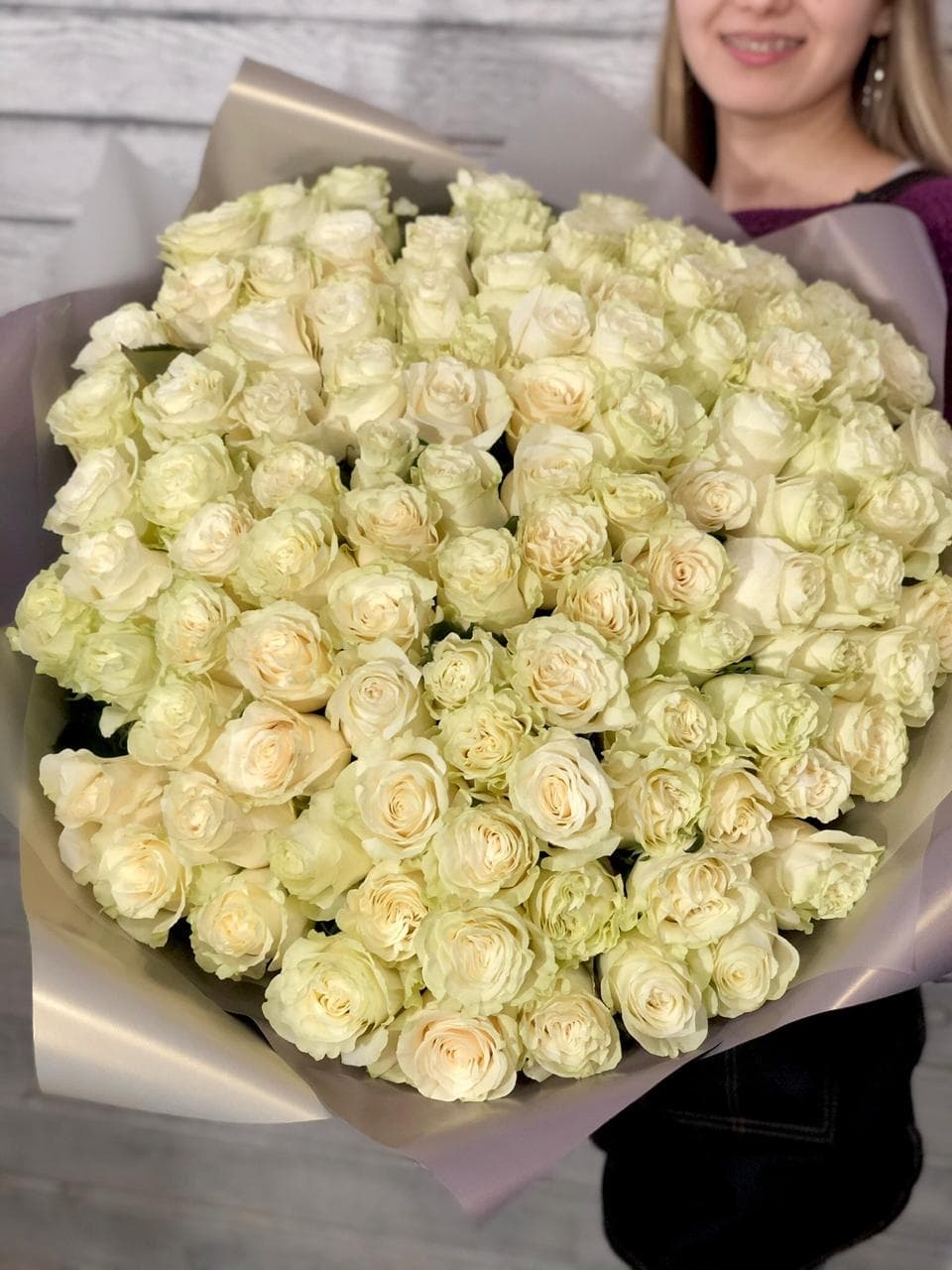 Классический букет из 101 белой Розы Эквадор в матовой бумаге Уфа 80 см