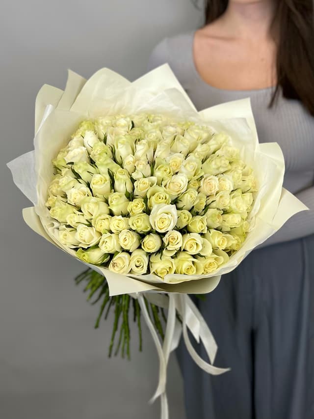 Цветочный букет из 101 белых роз Кения 35-40 см в матовой бумаге Цветочный букет из 101 белых роз Кения 35-40 см в матовой бумаге