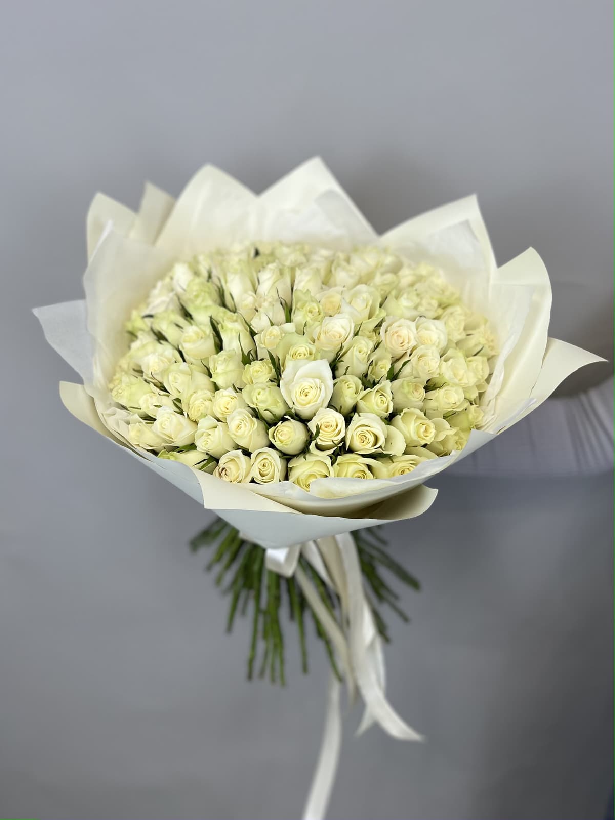 Цветочный букет из 101 белых роз Кения 35-40 см в матовой бумаге