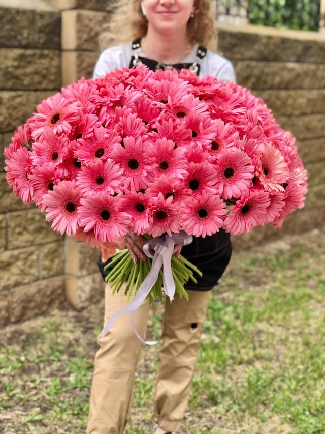 Праздничный букет из 101 гербера цвет на выбор Праздничный букет из 101 гербера цвет на выбор