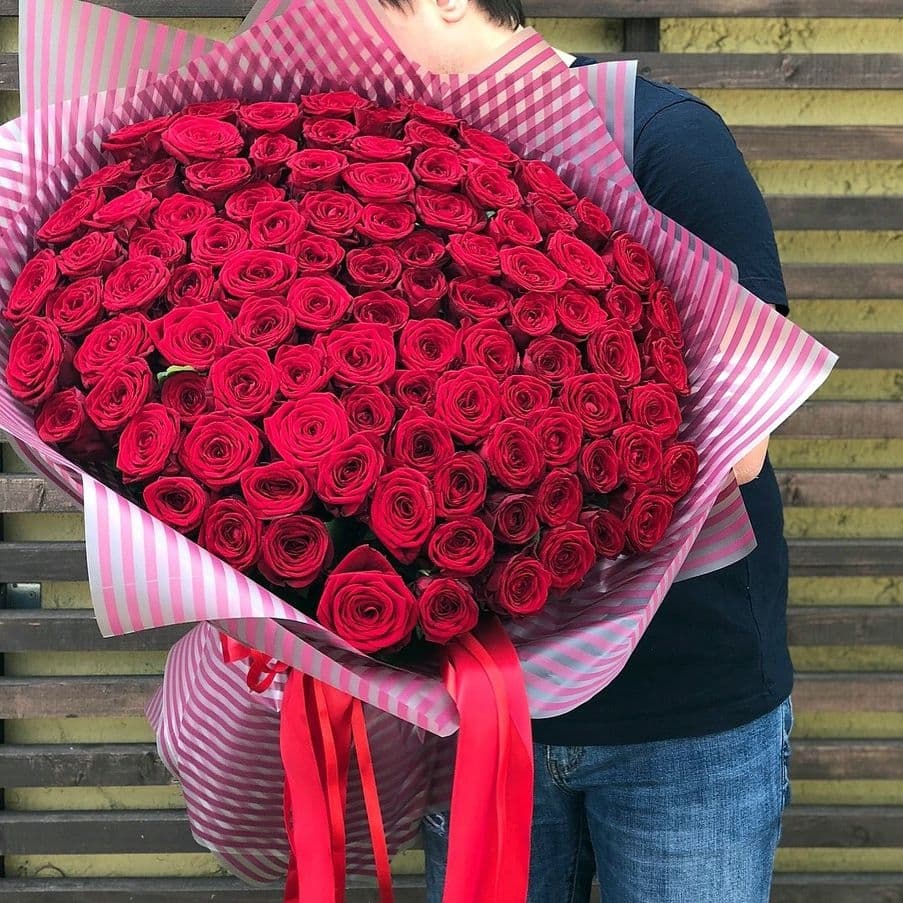 Роскошный букет из 101 красной Розы Эквадор в матовой бумаге Уфа 80 см