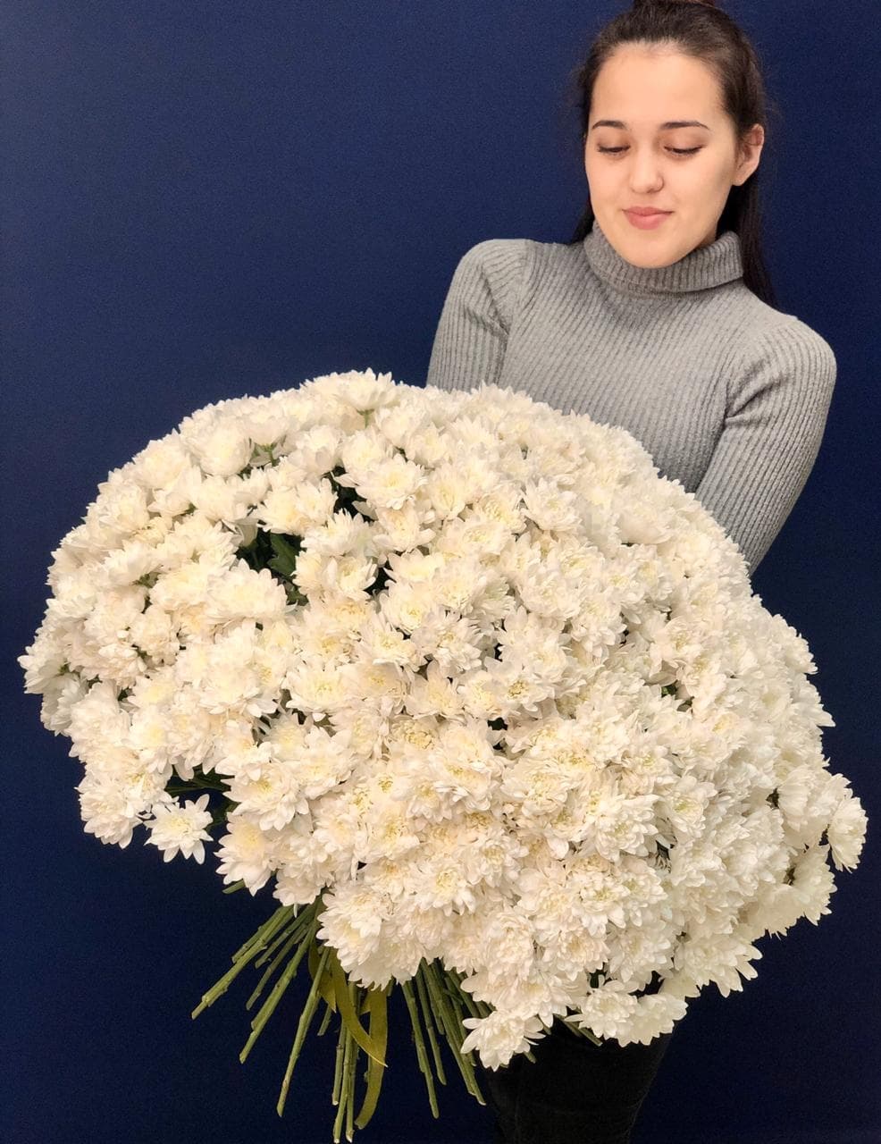 Праздничный букет из 101 кустовой хризантемы