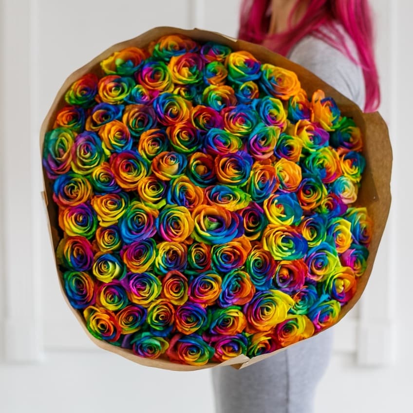 Букет из 101 радужной Розы Эквадор в крафт бумаге Уфа