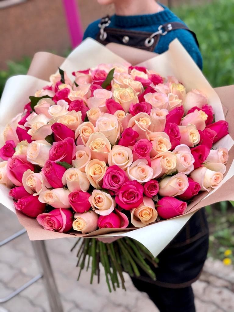 Шикарный букет из 101 розово-персиковой розы Эквадор в матовой бумаге 70 см