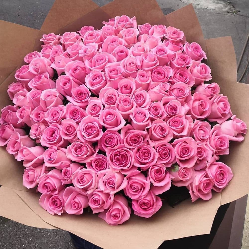 Праздничный букет из 101 розовой Розы Эквадор в крафт бумаге Уфа 70 см