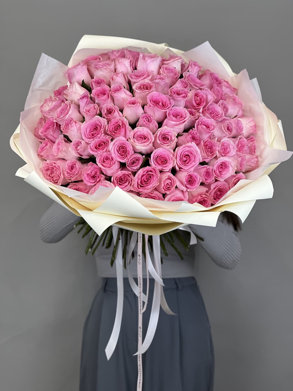 Свежий букет из 101 розовой розы стандарт 50 см в оформлении