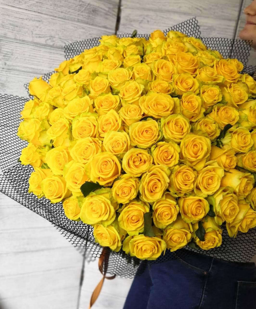Нежный букет из 101 желтой Розы Эквадор в сизале Уфа 60 см