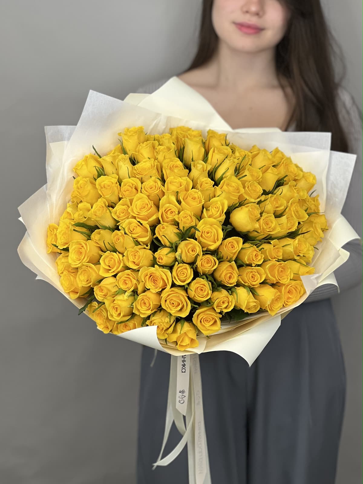 Роскошный букет из 101 желтой розы Кения 35-40 см в матовой бумаге