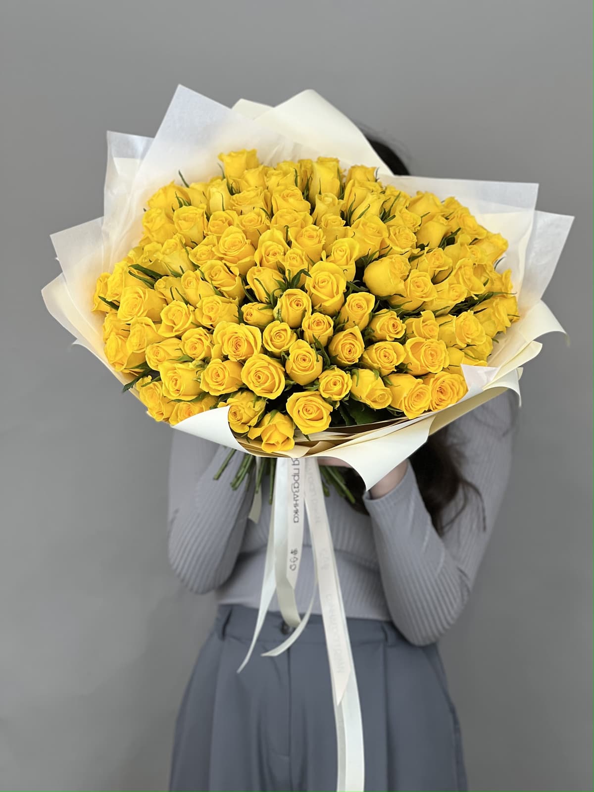Роскошный букет из 101 желтой розы Кения 35-40 см в матовой бумаге