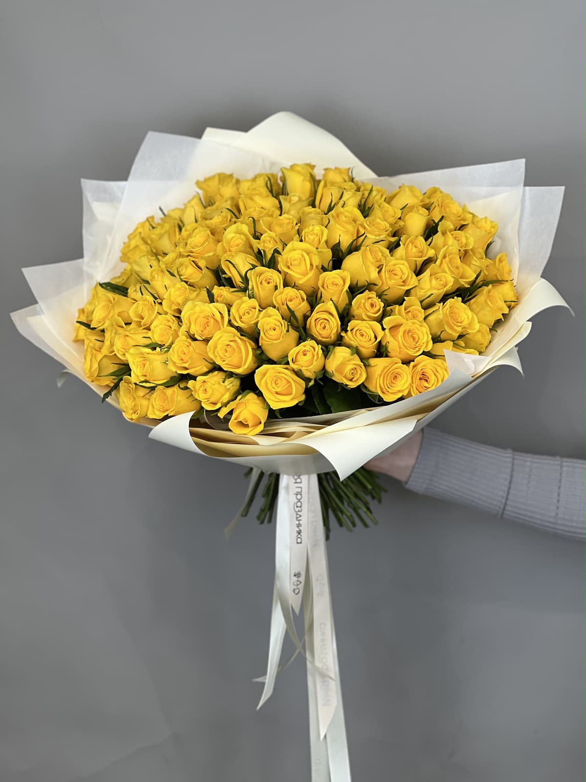 Роскошный букет из 101 желтой розы Кения 35-40 см в матовой бумаге