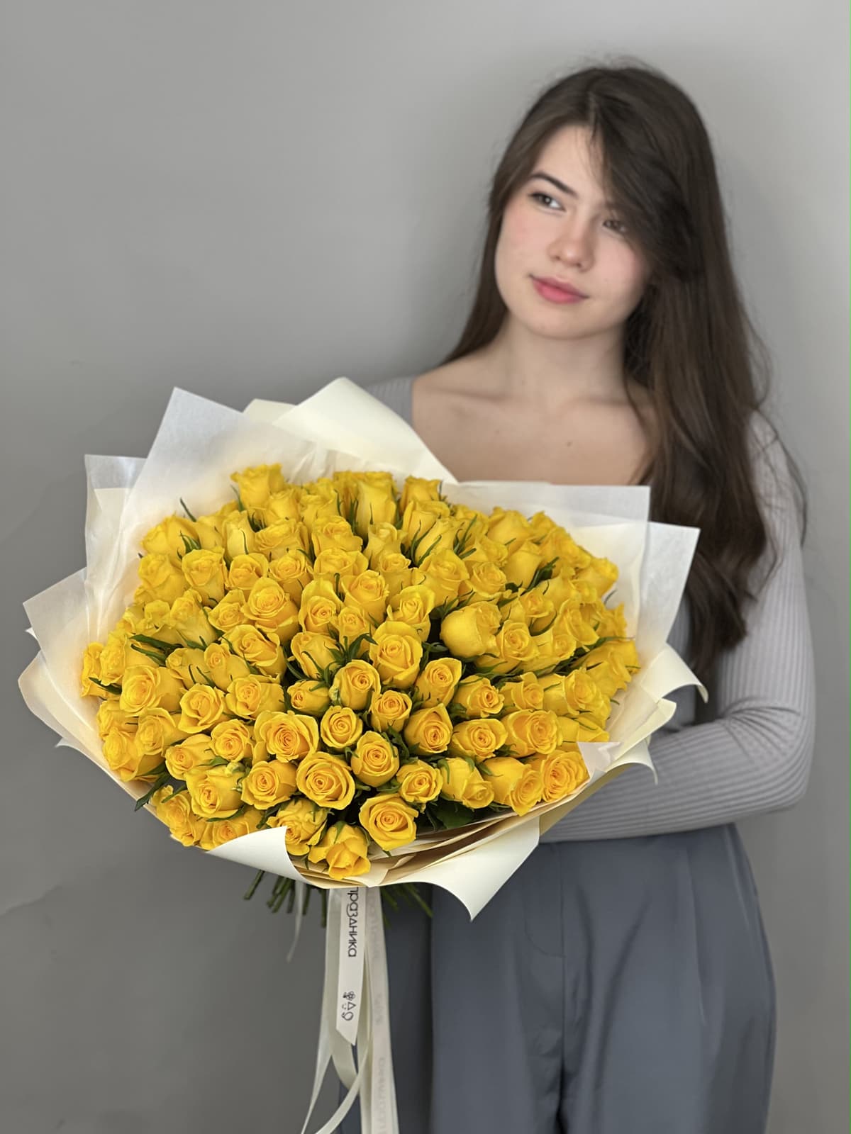 Роскошный букет из 101 желтой розы Кения 35-40 см в матовой бумаге