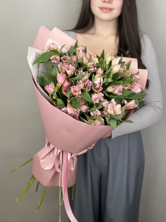 Стильный букет из 11 альстромерий "Elegance" Стильный букет из 11 альстромерий "Elegance"