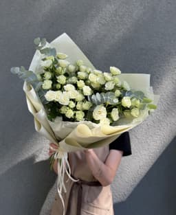 Весенний букет из 11 белых кустовых роз с эвкалиптом