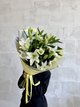 Дизайнерский букет из 11 белых Лилий в матовой бумаге