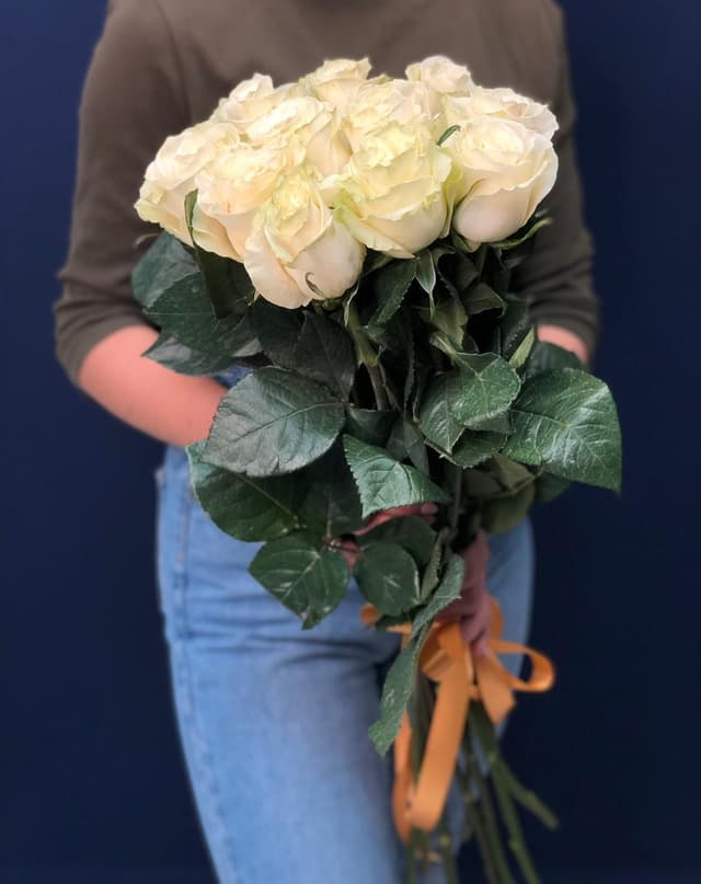 Цветочный букет из 11 белых роз Эквадор 60 см Цветочный букет из 11 белых роз Эквадор 60 см